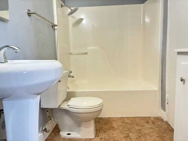 Building Photo - 1129 E La Deney Ct