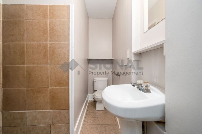 Building Photo - 529 Telford Ln