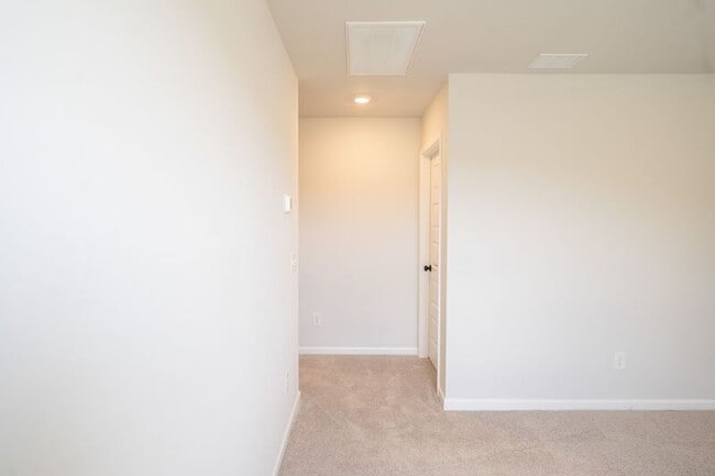 Building Photo - 142 Geranium Wy