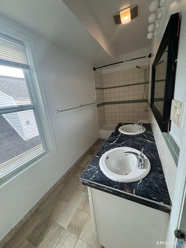 Building Photo - 182 Hewitt St