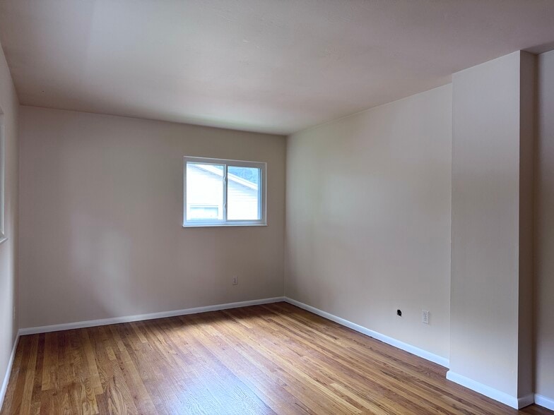 Building Photo - 5589 Goldenrod Dr