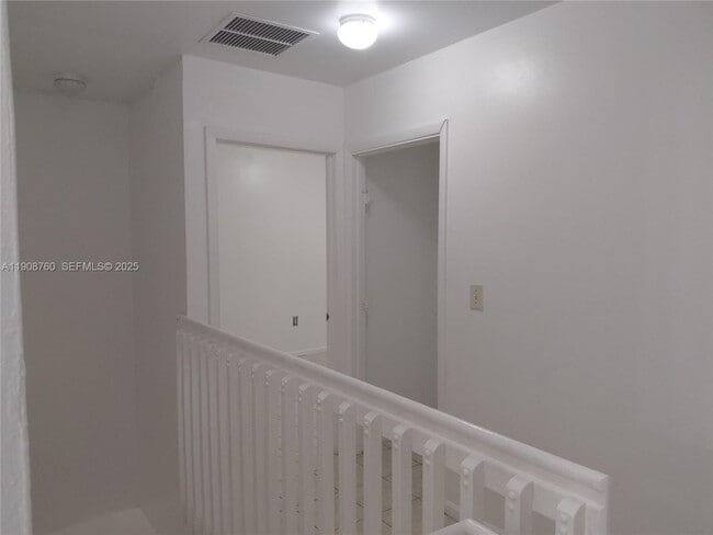 Building Photo - 13950 NE 2nd Ave