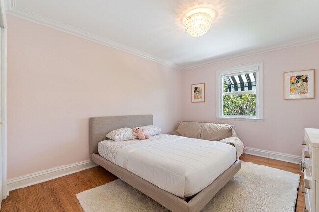 Building Photo - 634 W 47th St