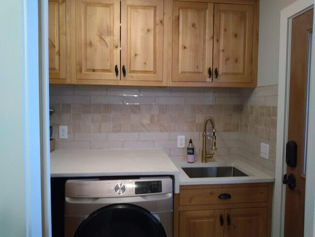 Building Photo - 21253 Lake George Blvd