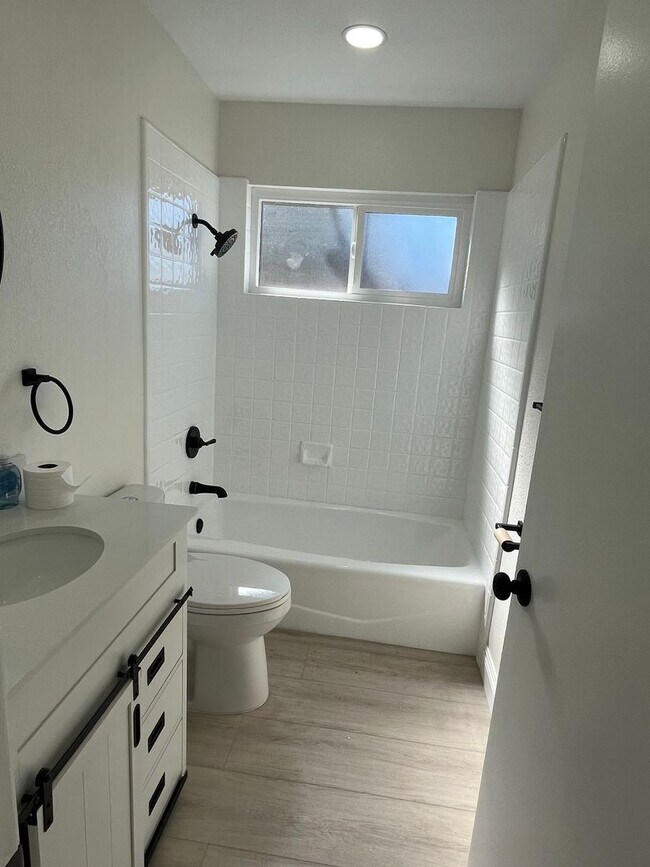 Building Photo - 784