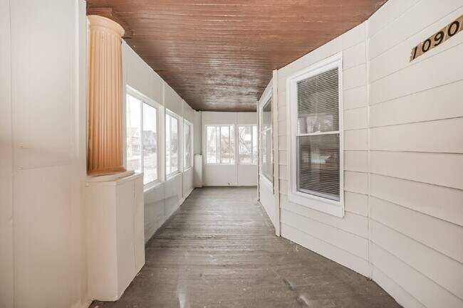 Building Photo - 10906 Grantwood Ave