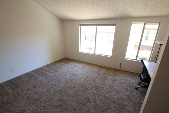 Building Photo - 2-Bedroom 1.5-Bathroom Townhouse