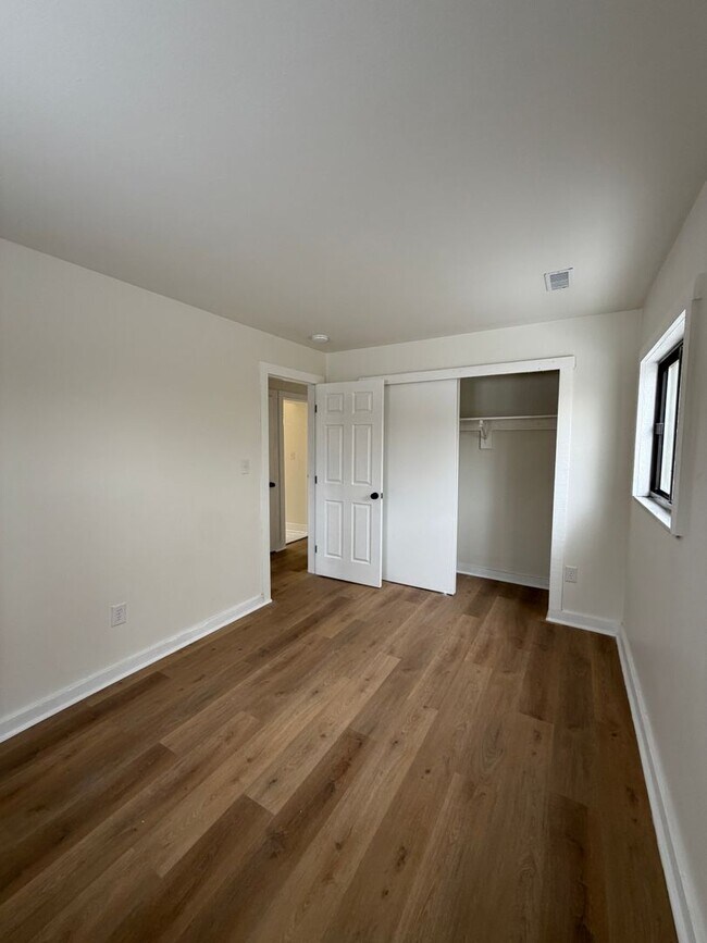 Building Photo - 1500 E 25th Ave