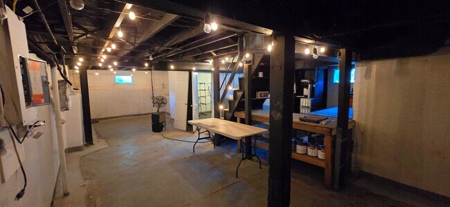 Building Photo - Newly Remodeled House for Rent in Shrewsbury!