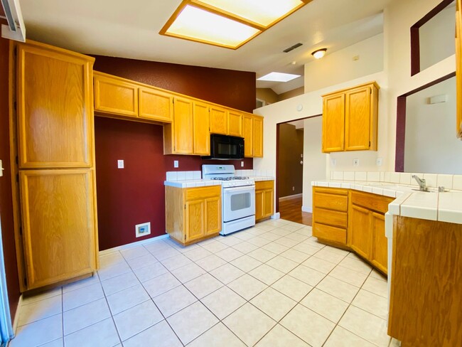 Building Photo - 3 Bed, 2 Bath Halfplex with Low Maintenanc...