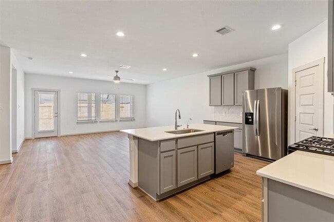 Building Photo - 29318 Hoelzen Holw Dr