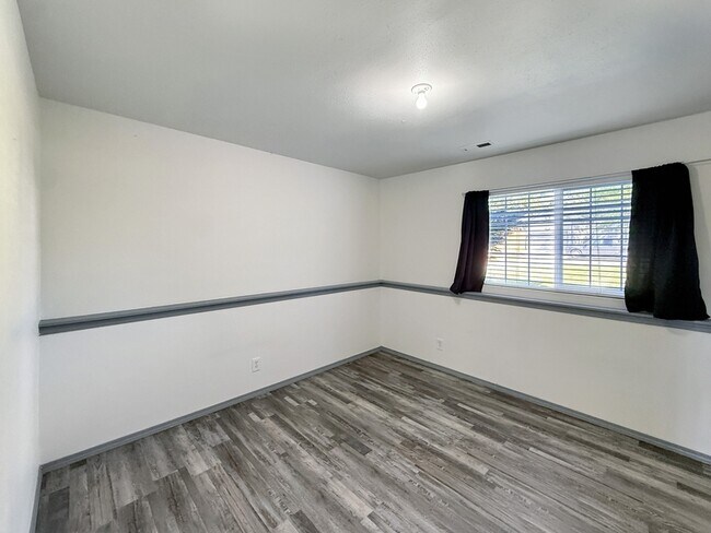 Building Photo - 2565 N Stagecoach Dr