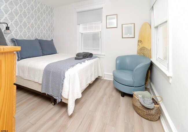 Building Photo - 5 N Newport Ave