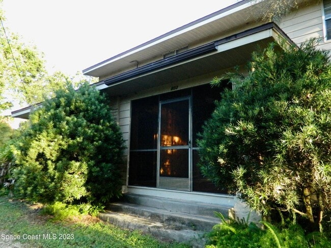 Building Photo - 803 Rockledge Dr