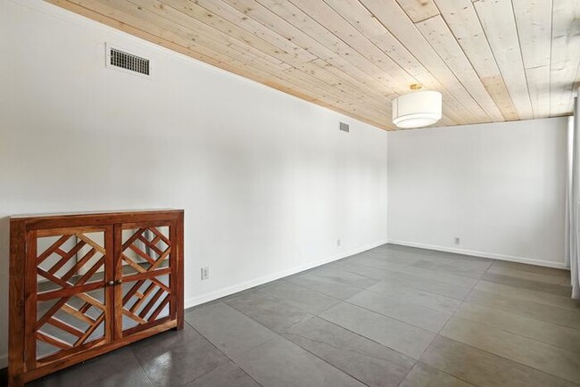 Building Photo - Totally remodeled home in prime Tempe Loca...