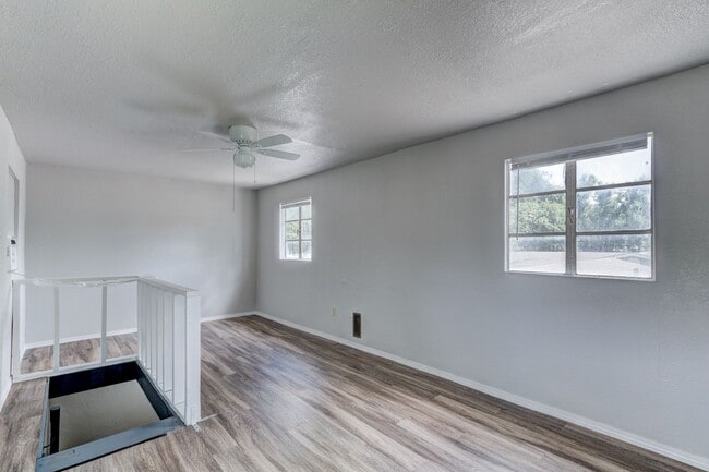 Building Photo - Newly Renovated  4 bedroom 1 bath