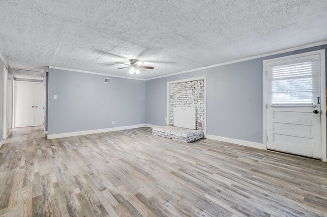 Building Photo - Charming 3-Bedroom 1.5 Bath Cottage-Style Bungalow with Open Floorplan and Kitchen Island