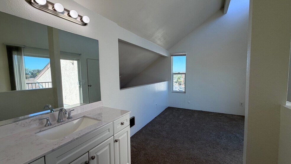 Building Photo - 5027 Guava Ave