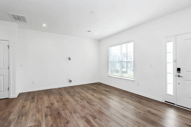 Building Photo - Beautiful three bedroom townhome