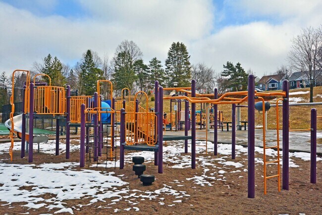 Building Photo - Spacious 4-Bed 3-Bath Home Available Now in NE Minneapolis!