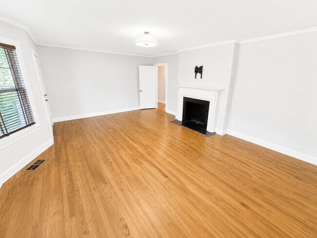 Building Photo - South Highlands Home!