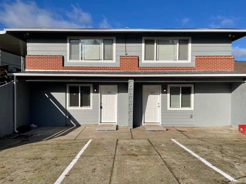 Building Photo - 1835 NE Hillaire Ct