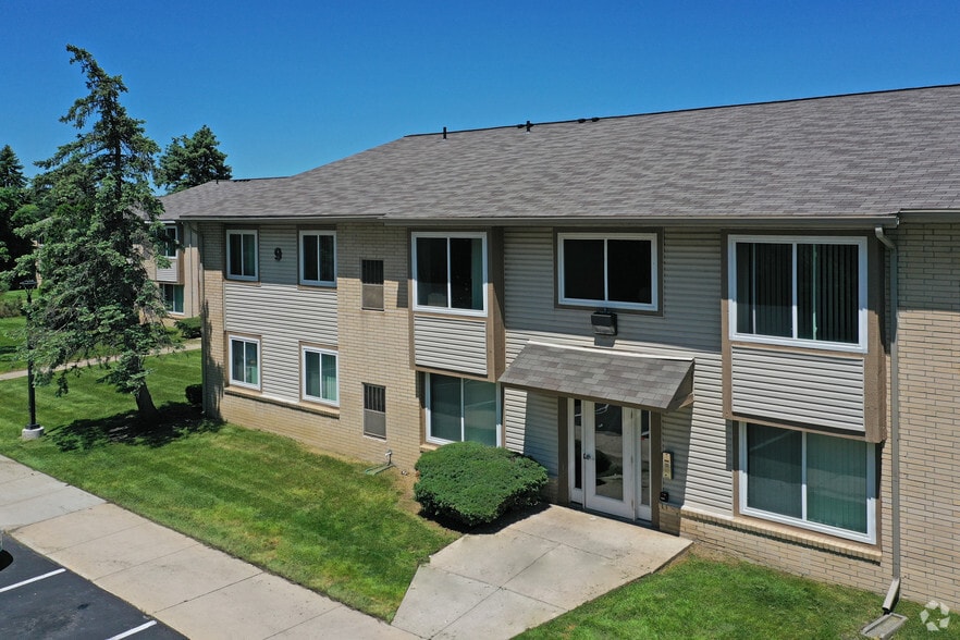 Building Photo - Chestnut Lake