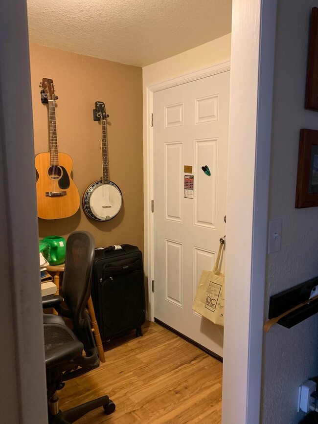 Building Photo - This is a MUST SEE 1 Bedroom, 2 Bath apartment in Loveland