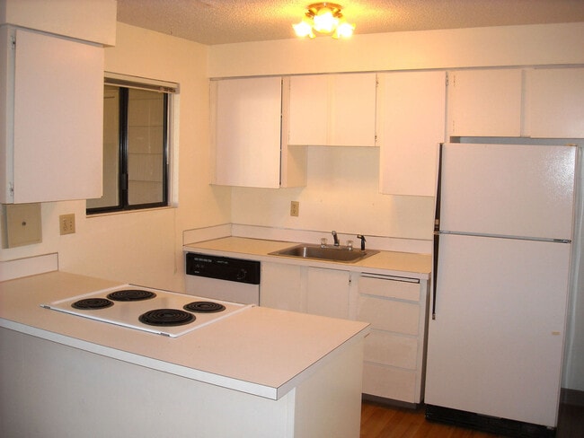 Building Photo - Two Bedroom Townhouse in South Salem