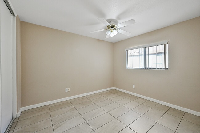 Building Photo - 10550 W Via Del Sol