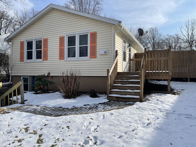 Primary Photo - 205 E Lakeview Ave