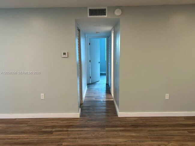 Building Photo - 9320 Fontainebleau Blvd