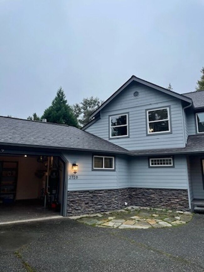 Building Photo - Lovely 3 Bedroom Recently Renovated!
