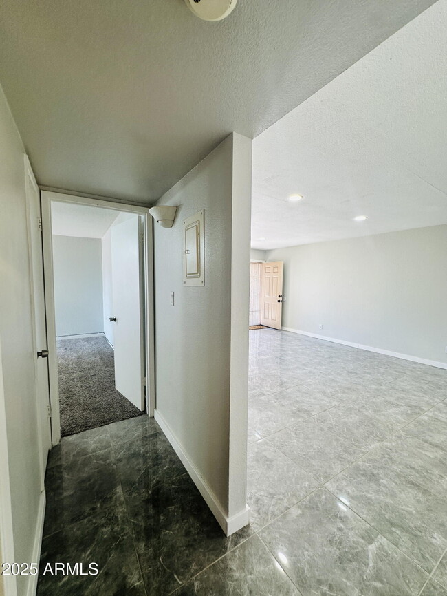 Building Photo - 2675 E Silk Oak Dr