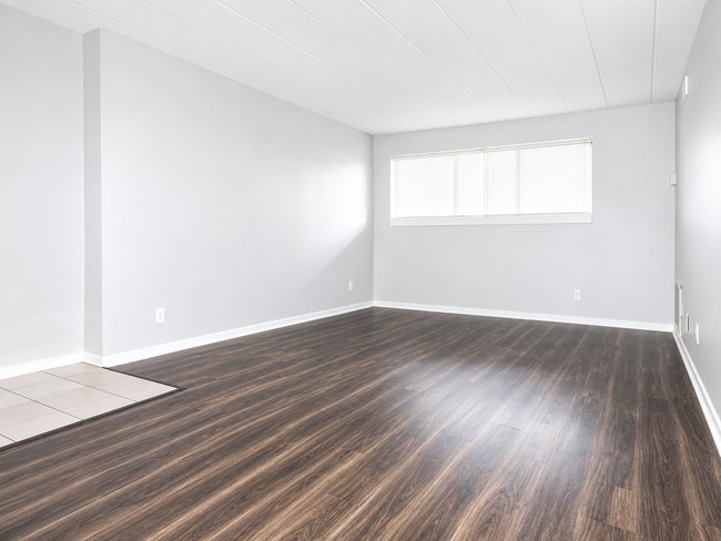Interior Photo - BERKSHIRE -- 056