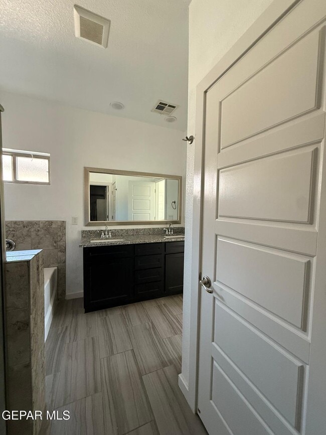 Building Photo - 11565 Leonor Duran St