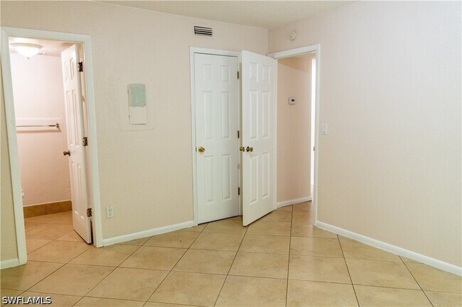 Building Photo - 4627 Bayshore Dr