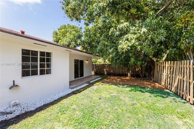 Building Photo - 3027 SW 24th St