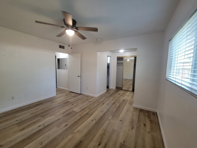 Building Photo - 2704 S Fairway Ct
