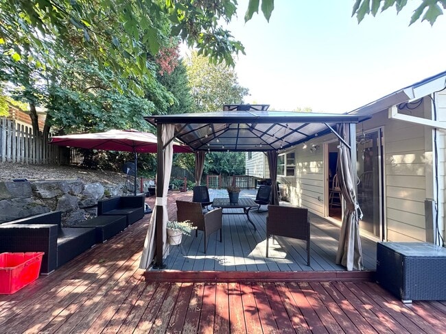 Building Photo - 3 Bed 2.5 Bath 3 Level Home w/ Furnished B...