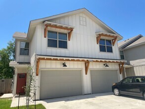 Building Photo - 10218 Lynwood Vlg