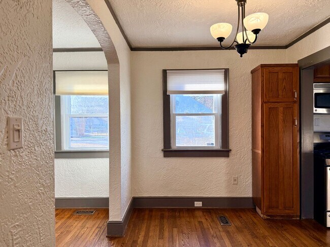 Building Photo - Charming Cape Cod Single Family with inground pool in Norfolk