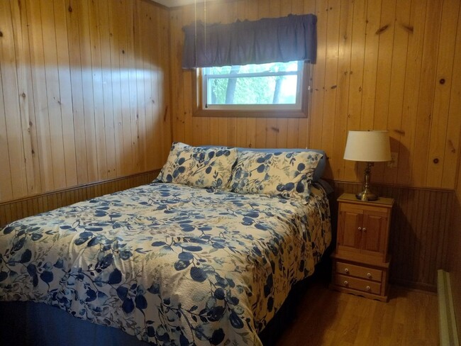 Building Photo - Cozy Cottage on Lake Van Auken in Bangor