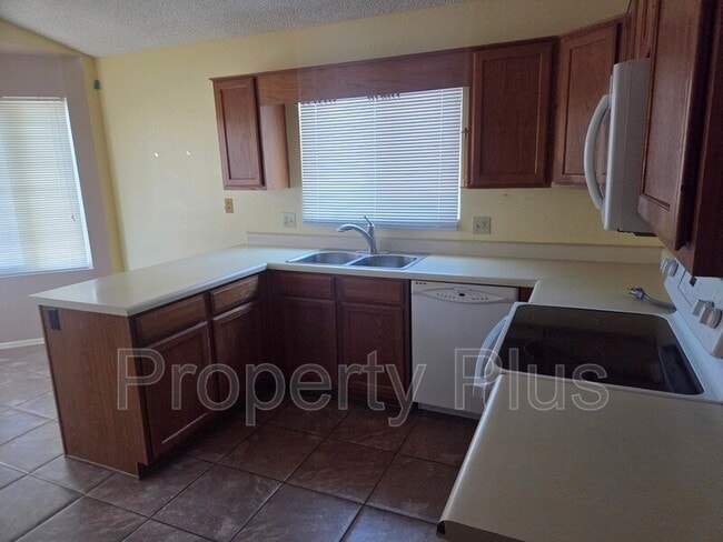 Building Photo - 3009 E Utopia Rd