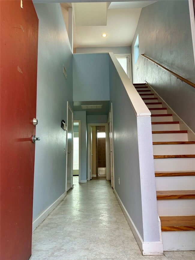 Building Photo - 3208 Yellowstone Park Dr