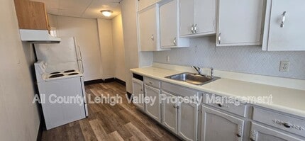 Building Photo - 708 Linden St