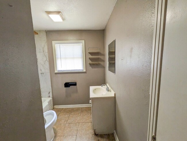 Building Photo - 1103 Ave B