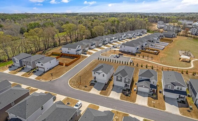Building Photo - Modern 3 Bedroom Home Available October 1s...