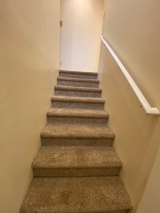 Building Photo - Spacious  3 bedroom 2.5 bathroom townhouse