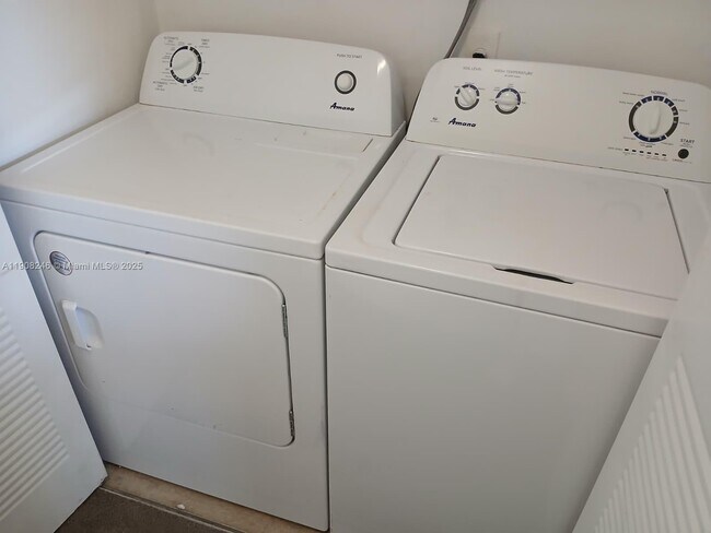 Building Photo - 2834 Coral Springs Dr